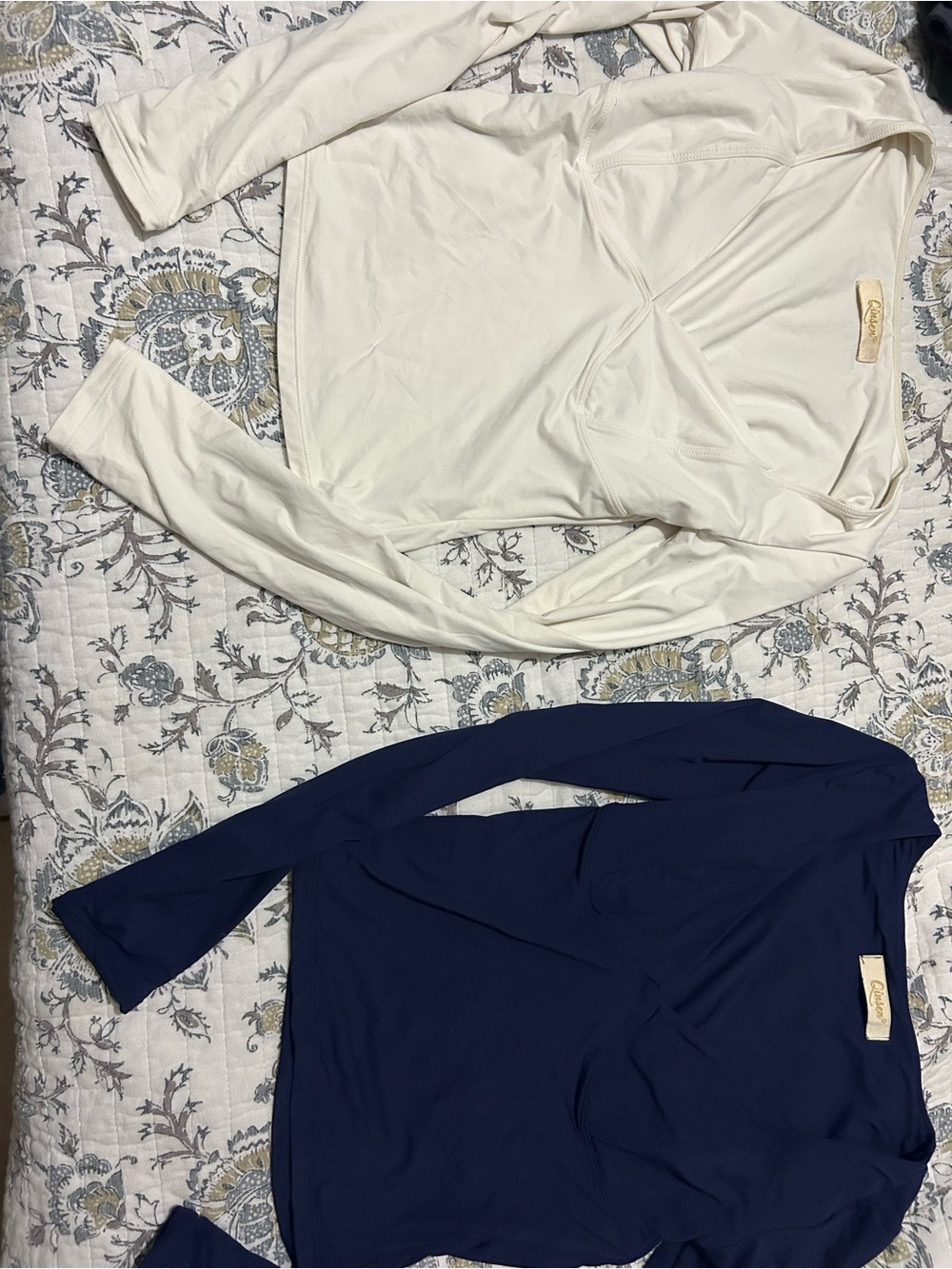 Qinsen Amazon Women’s Long-Sleeve V-Neck Top — Cream and Navy